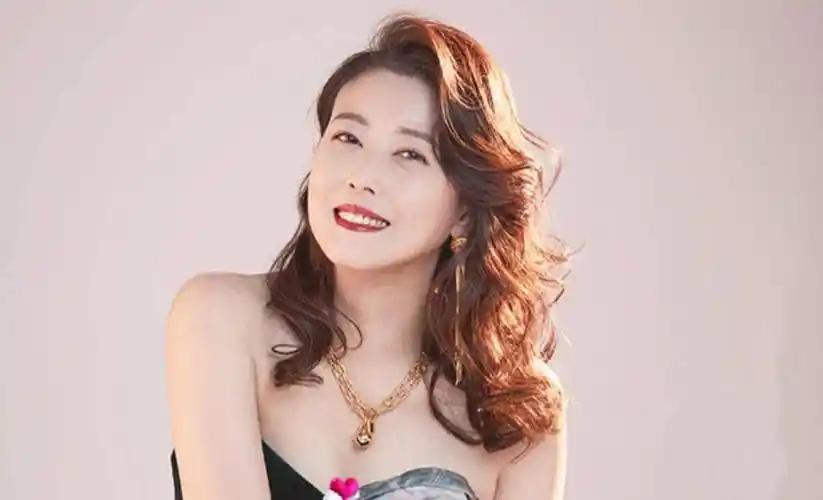 原创55岁周海媚大变样穿轻纱西装连体裤宛如侠女看眼神好绝一女的