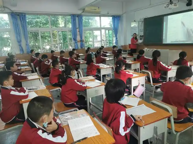 三11班语文课,周文娟老师课堂组织优秀,讲课认真,学生专注听课