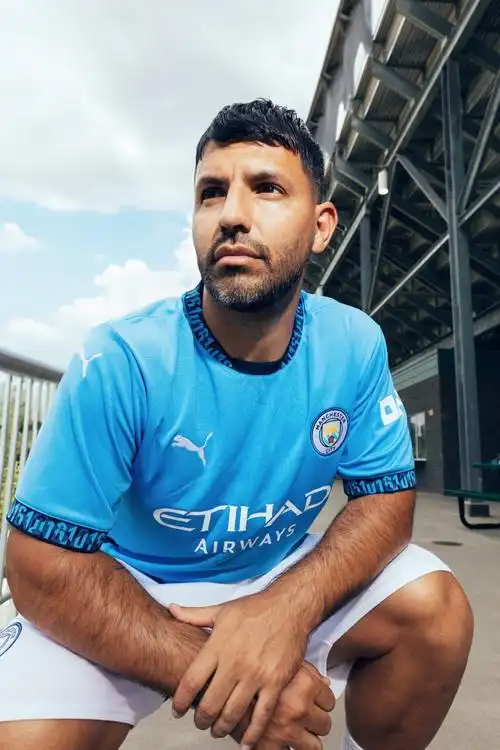 曼城官方晒新赛季主场球衣,阿圭罗担当模特