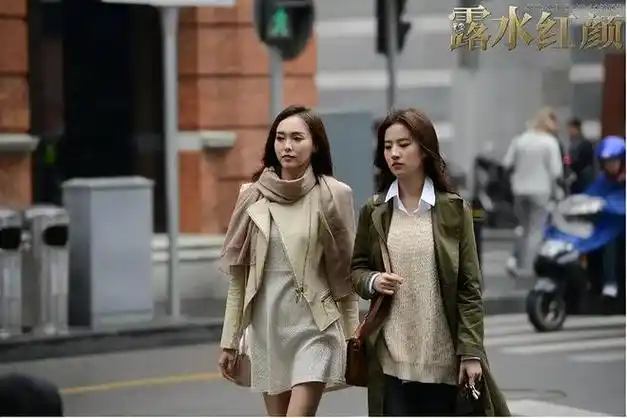 2014年,刘亦菲和唐嫣,两个一米七的美女,一起合作电影《露水红颜》.