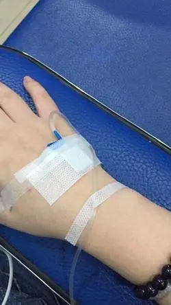 请假糊弄老板求医院就诊打针图