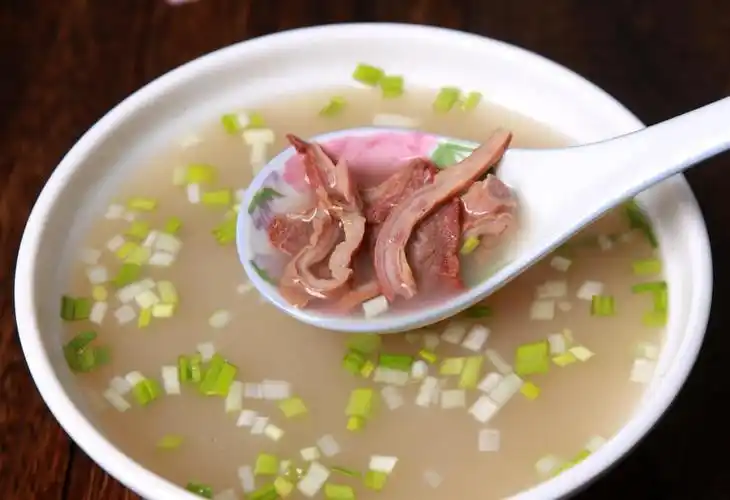 进去后才知道,原来是个快餐店,卖很多驴肉制品,比如有驴杂汤,驴肉汤