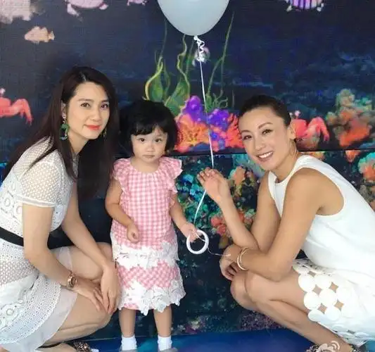 张丹峰夫妇现身机场,洪欣素颜能完虐当今的网红!