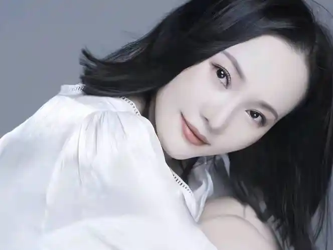 40岁知名女歌手近况堪忧,站路边高歌无人识,当场飙高音太卖力_李佳璐