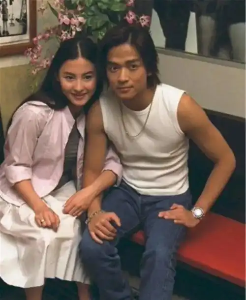 2000年20岁张柏芝和25岁陈晓东的合影那时候两人看起来好般配