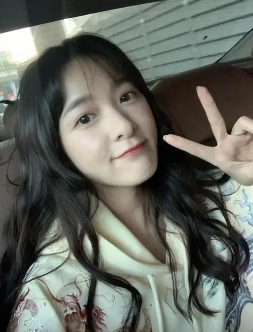 23岁徐娇女大十八变,近照穿知性套装太有女人味,却被质疑微调