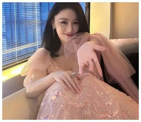 36岁张馨予尽展风采,粉色闪片裙沙发大秀,妩媚迷人!_妞儿_何捷_身材