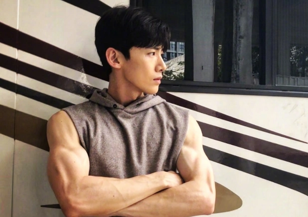 美曰官网:白敬亭晒怼脸自拍,少年感圈粉