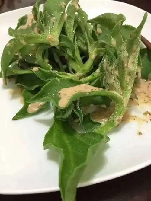 凉拌冰菜凉拌冰菜的做法与冰菜沙拉类似,只是沙拉的口感清淡些,凉拌冰