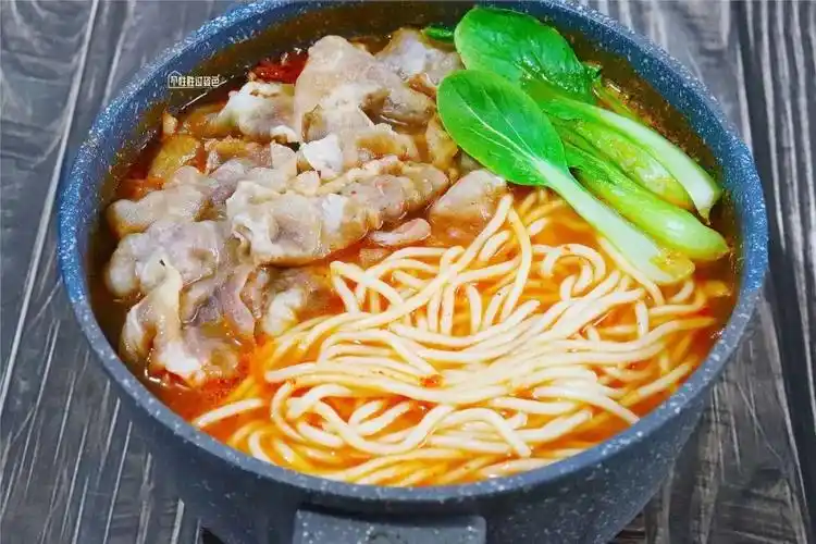 宅在家吃泡面不如做一份番茄肥牛面鲜香浓郁让你告别泡面生活吃的汤汁