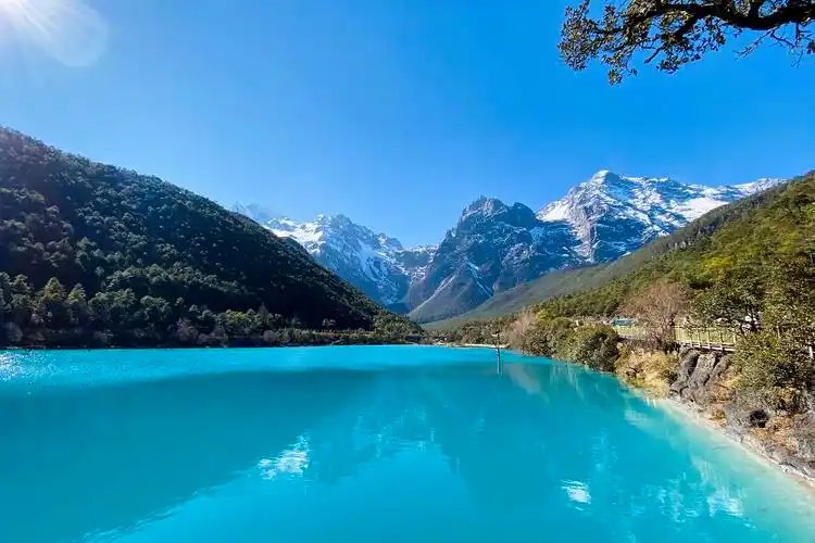 原创丽江有一个美如人间仙境的地方藏在玉龙雪山下名字叫蓝月谷