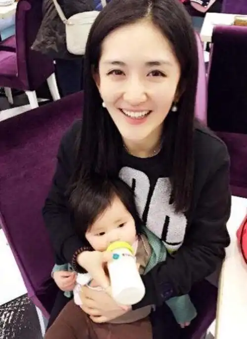 张杰晒全家照,一张全家福4人笑容满面,何炅看后尴尬留这8字!