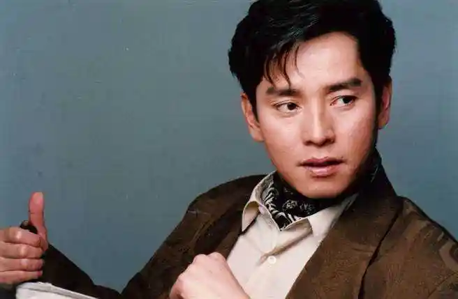 抛弃发妻移情别恋后,谭咏麟此次能迈过"出轨罗生门"这道坎吗?