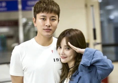 贾乃亮李小璐同时分享美照,疑隔空互动显甜蜜