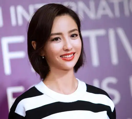 40岁佟丽娅带9岁儿子度假游客照曝光网友表示丫丫现状真好