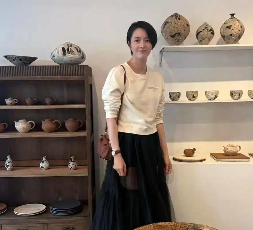 49岁梁咏琪香港看展,短发利落气质佳,侧颜美爆了,女神风韵犹存!