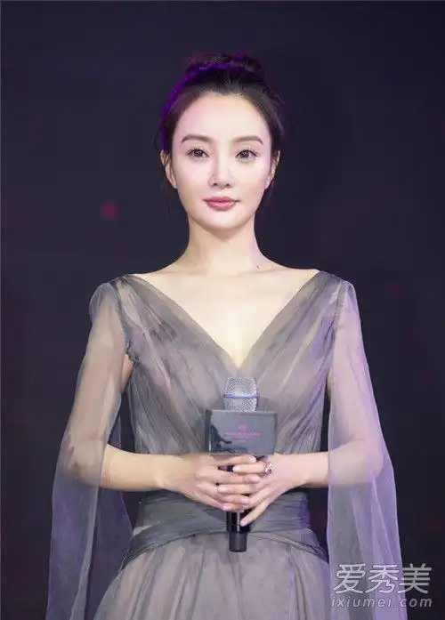 李小璐在综艺节目青春旅社中哭了,网友:贾乃亮女婿找到了吗