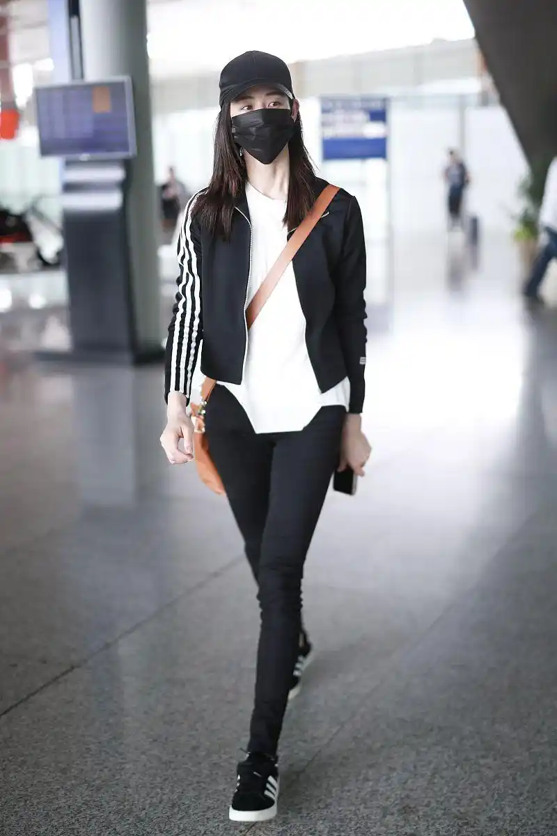张钧甯街拍:adidas运动外套白t恤 铅笔裤小黑鞋简约利落