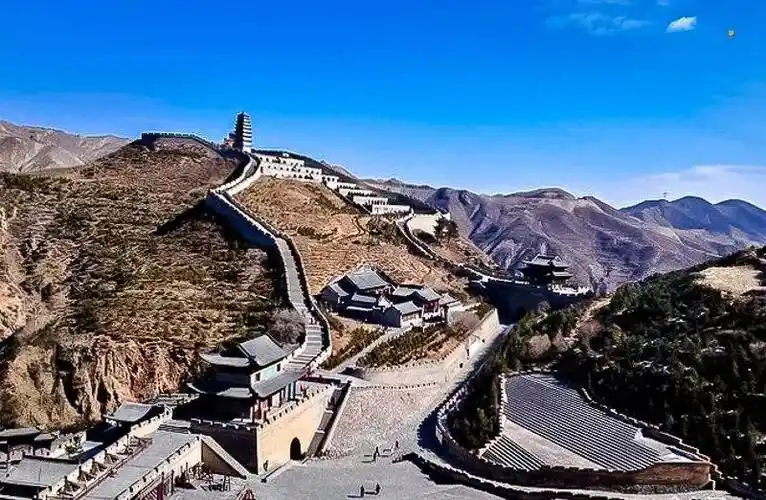 宝塔山位于陕西省延安市,因山上建有宝塔得名.