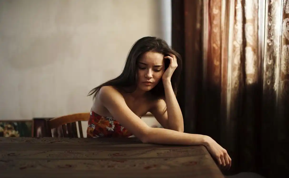 心情失落伤心难过的女生