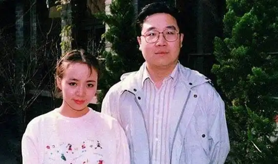 从巴图的长相可以看出他的爸爸是谁,因为巴图和年轻的英达长得实在是