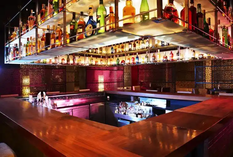 休闲酒吧吧台酒架装修效果图片