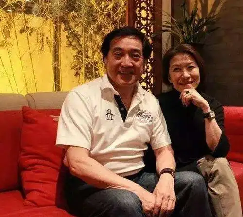 88年,43岁秦沛离婚,妻子开条件:"想要孩子,净身出户!"_腾讯新闻