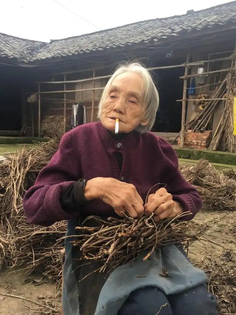 我与外婆. 我的外婆今年97岁了,满头白发,她是一位非常慈祥 - 抖音