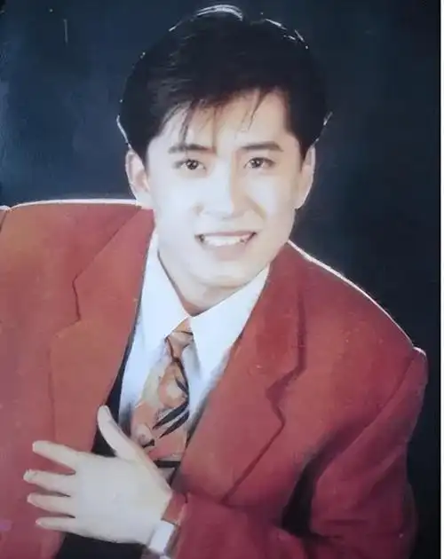作为上世纪九十年代出道的歌手,他的歌声带给我们这些60后,70后都是