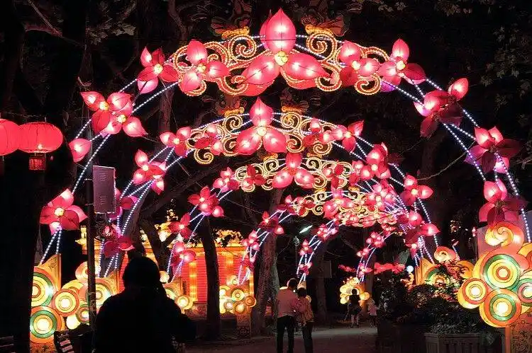 如佛山秋色会上,就有各种各式的彩灯:芝麻灯,蛋壳灯,刨花灯