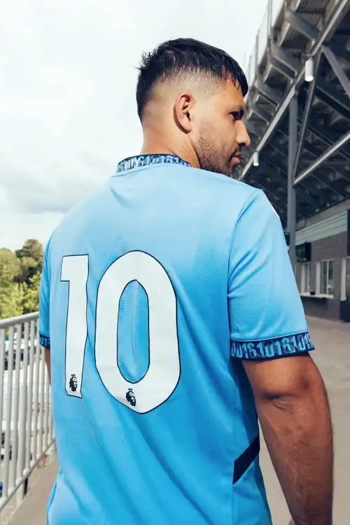曼城官方晒新赛季主场球衣,阿圭罗担当模特