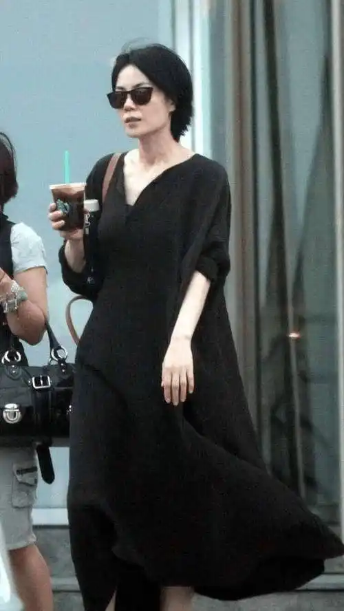 王菲高级脸真有优势,连"大妈"款连衣裙都穿出高级感