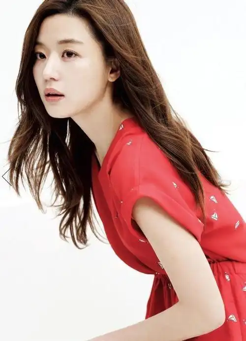 全智贤一袭红色连衣裙美到骨子里,秒变18岁少女,哪像38岁辣妈?