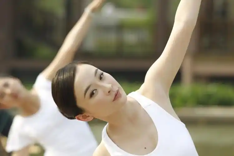 霍思燕《饮食男女2012》演女强人 练瑜伽显恬静