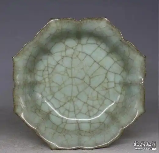 宋哥窑瓷器属青瓷系列,,故鉴定上比较困难,但真哥窑的开片在放大镜下