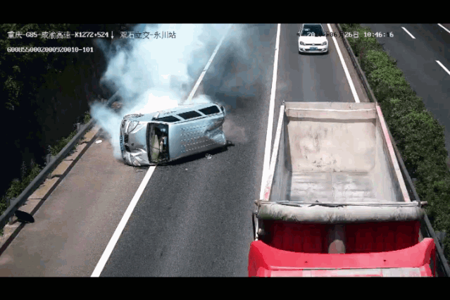 惊魂50秒救命四连踹熊熊烈火中这个司机大哥救出三条命