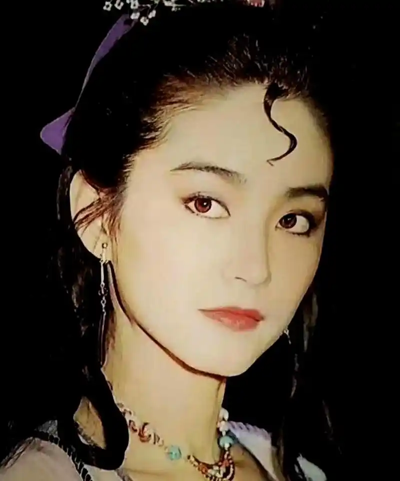 林青霞年轻时的美貌犹如仙女从画中走出,令人叹为观止.