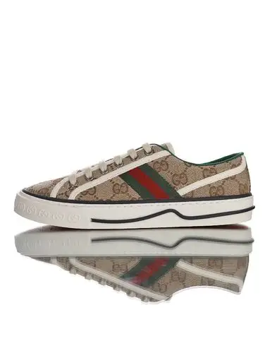 产品细节 这款低帮运动鞋采用经典gg帆布材质,搭配标志性的米色和乌木