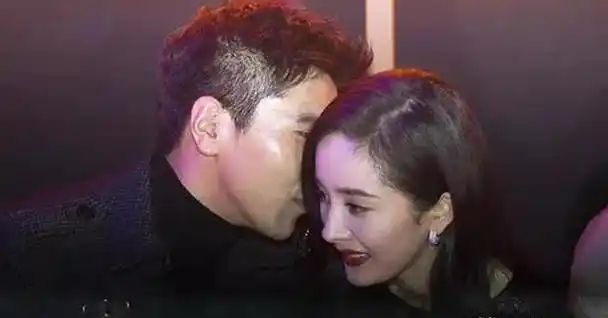 那时杨幂和赵又廷都已经结婚了,而且杨幂还背负着对赌协议的压力.