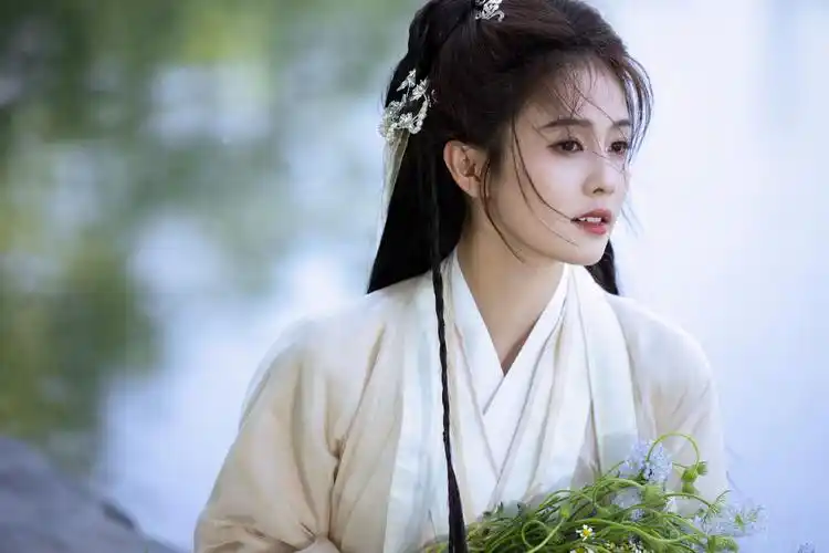 白鹿是仙女下凡吧穿古装拍古风写真置身湖边宛如温柔大小姐