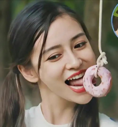 早年间,杨颖参加节目时吃甜甜圈的场景,嘴挺大的舌头也很灵活|美女