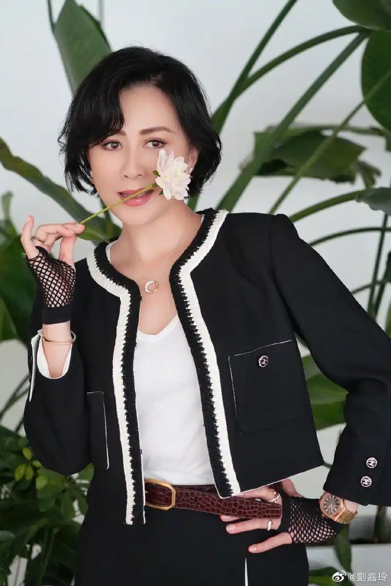 刘嘉玲代言珠宝,大气迷人