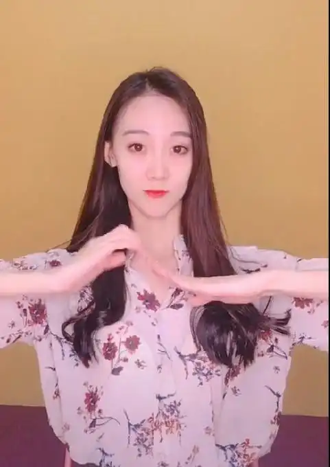 小姐姐表演手指舞扬言你看10遍都学不会最后一个动作难度爆表