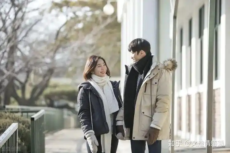 异性之间,男人动情了,会给你三个"暗示"