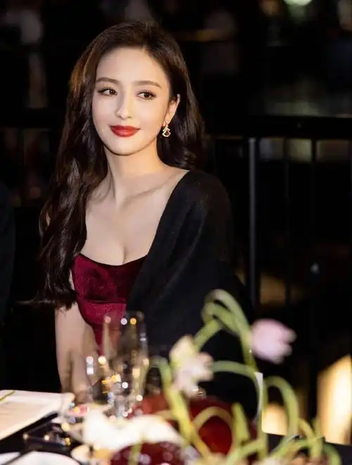 佟丽娅红丝绒礼裙造型瑰丽典雅肌肤白嫩笑容明媚3