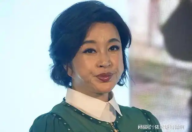 71岁刘晓庆扮嫩演女儿喊小18岁的男演员爹爹脚趾扣地