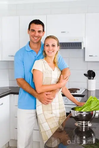 年轻女子和丈夫在厨房里做饭