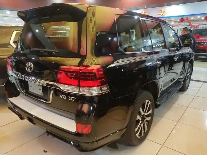 20款丰田酷路泽5700gts强悍而又霸气,完全是一个沉稳而有气势的硬汉