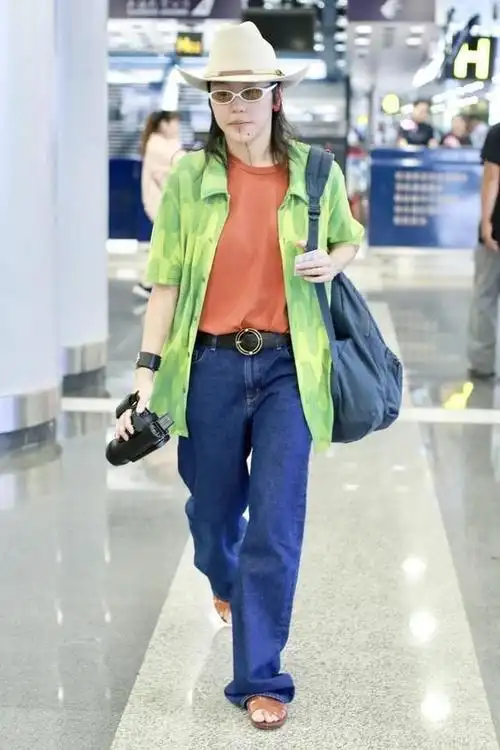 王菲大女儿窦靖童的魔法穿搭,原来衬衫 t恤这么穿,也很时尚洋气