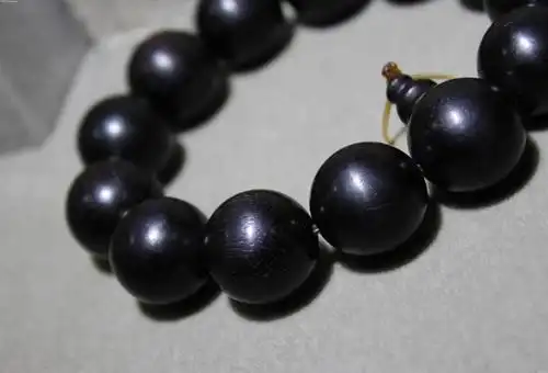 小叶紫檀手串越盘越黑,怎么办